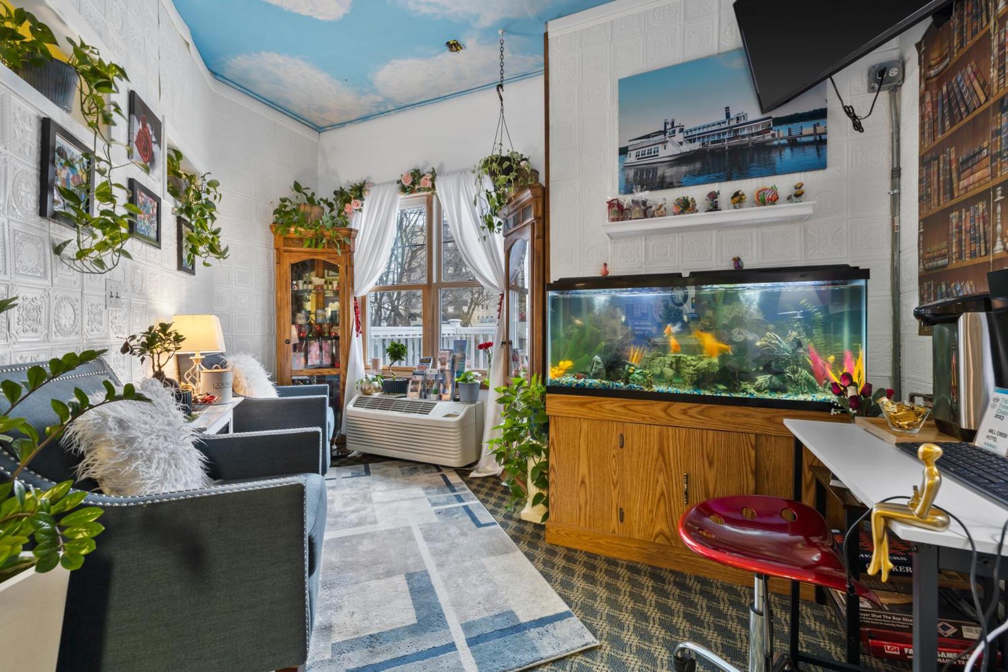 Mill Creek Hotel Лейк Дженива Экстерьер фото