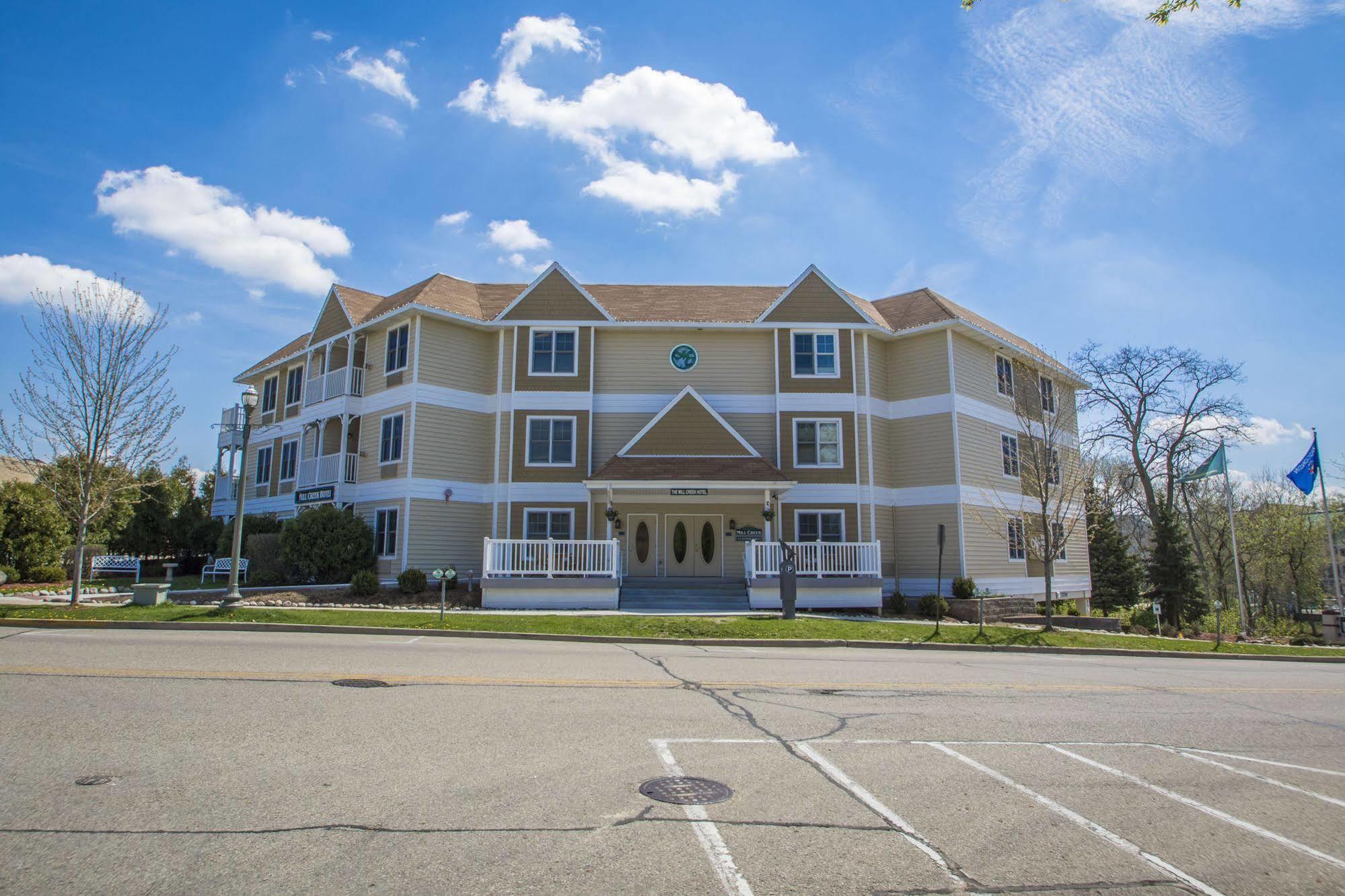 Mill Creek Hotel Лейк Дженива Экстерьер фото