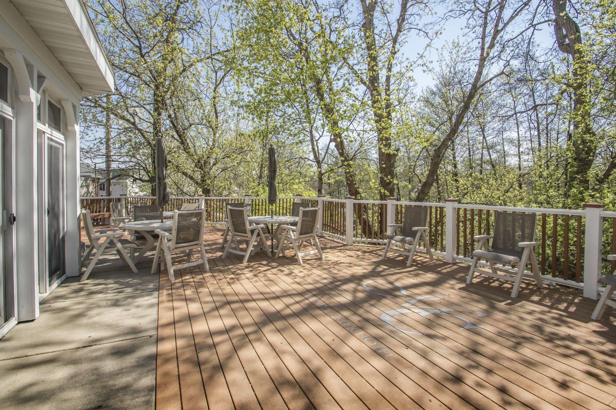 Mill Creek Hotel Лейк Дженива Экстерьер фото
