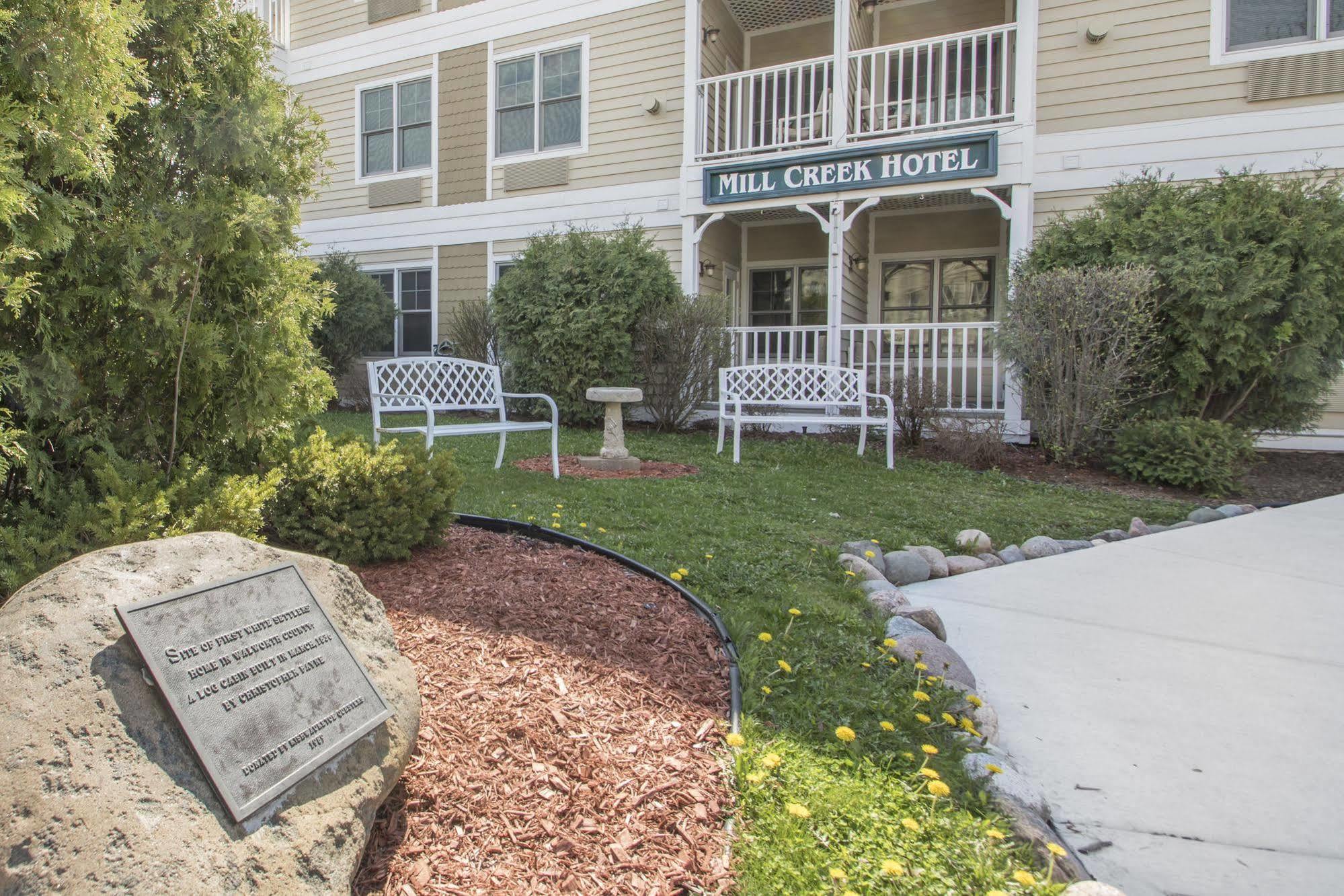 Mill Creek Hotel Лейк Дженива Экстерьер фото